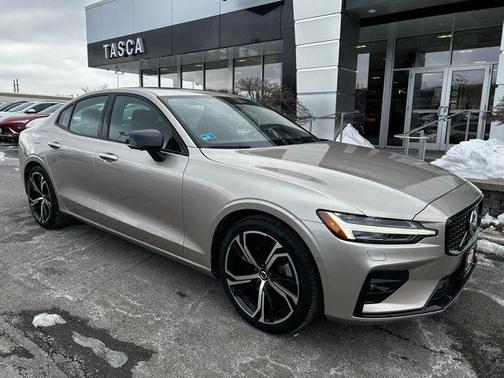 2023 Volvo S60 B5 Plus Dark Theme