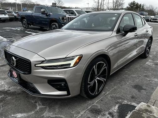 2023 Volvo S60 B5 Plus Dark Theme