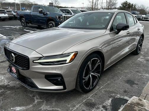 2023 Volvo S60 B5 Plus Dark Theme
