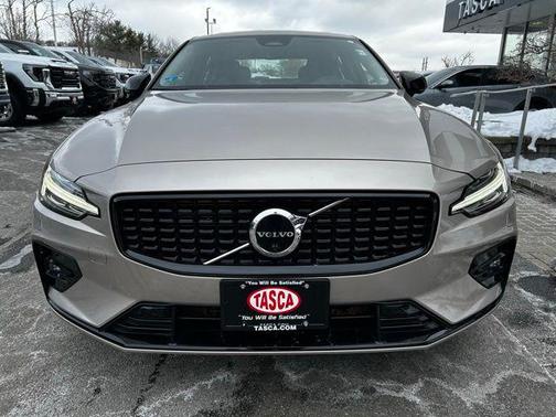 2023 Volvo S60 B5 Plus Dark Theme