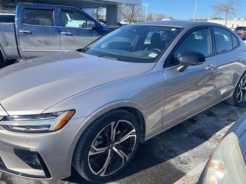 2023 Volvo S60 B5 Plus Dark Theme