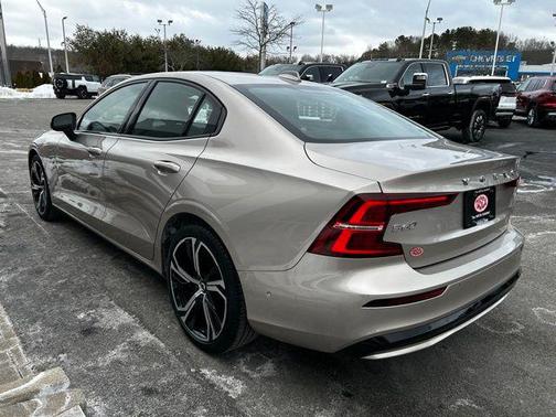 2023 Volvo S60 B5 Plus Dark Theme
