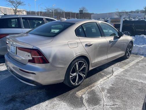 2023 Volvo S60 B5 Plus Dark Theme