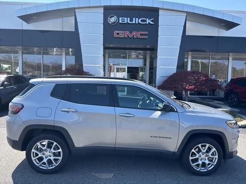 2023 Jeep Compass Latitude Lux