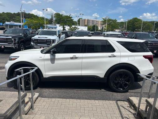 Star White Metallic Tri-Coat 2023 Ford Explorer ST-Line