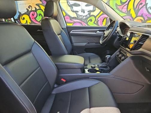 Pure White 2023 Volkswagen Atlas 3.6L SE w/Technology