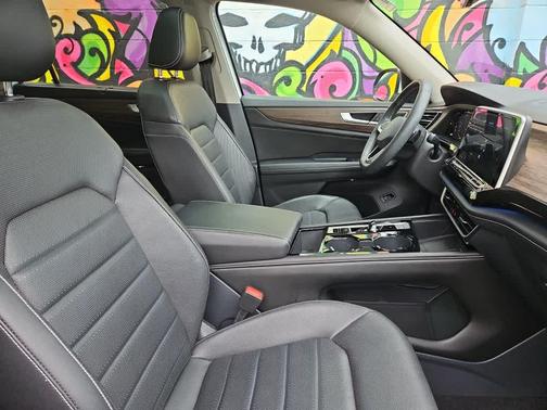 Opal White Pearl 2024 Volkswagen Atlas 2.0T SEL