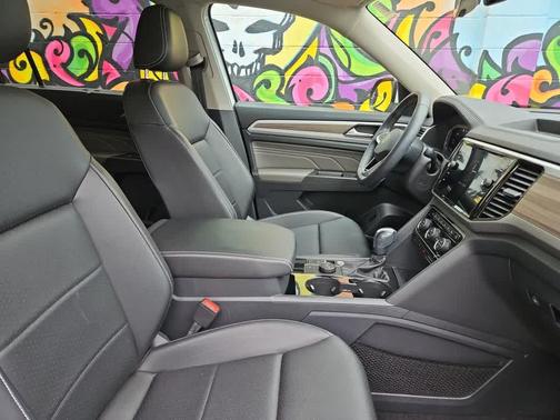Opal White Pearl 2023 Volkswagen Atlas 3.6L SEL