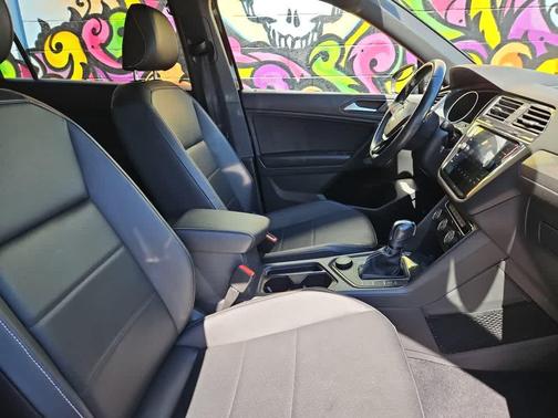 Deep Black Pearl 2021 Volkswagen Tiguan 2.0T SE R-Line Black 4MOTION