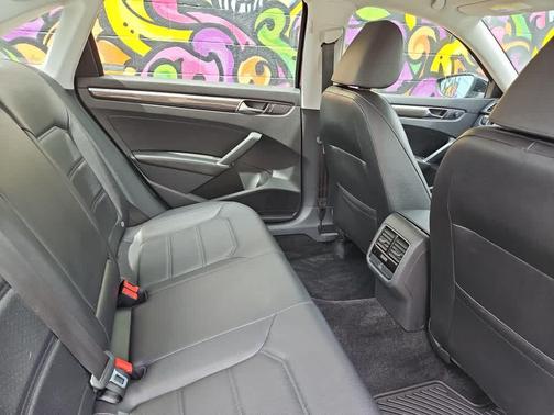 Black Uni 2016 Volkswagen Passat 1.8T SE