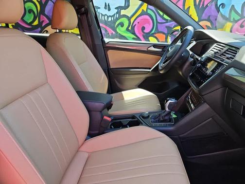 Deep Black Pearl 2023 Volkswagen Tiguan 2.0T SE 4MOTION