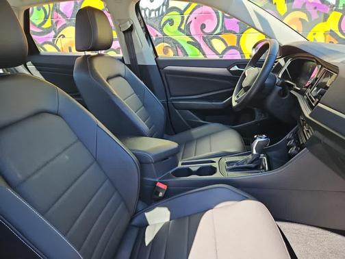 Deep Black Pearl 2023 Volkswagen Jetta 1.5T SE