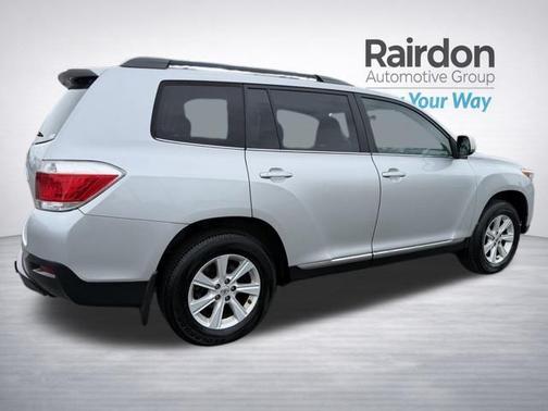 Classic Silver Metallic 2013 Toyota Highlander SE