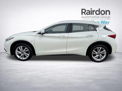 2017 INFINITI QX30 Premium