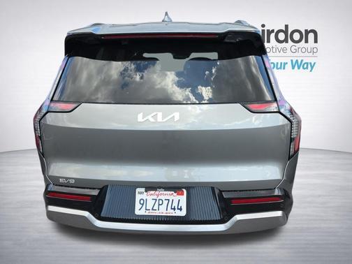 Pebble Gray 2024 Kia EV9 Land