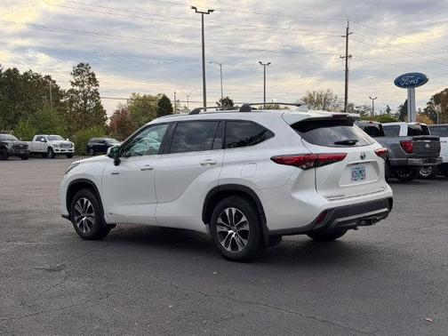 Blizzard Pearl 2020 Toyota Highlander Hybrid XLE