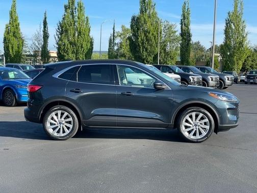2022 Ford Escape TITANIUM