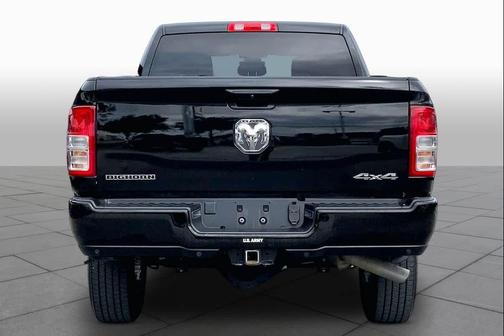 Diamond Black Crystal Pearlcoat 2024 RAM 2500 Big Horn Crew Cab 4x4 6'4' Box