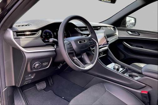 Diamond Black Crystal Pearlcoat 2026 Jeep Grand Cherokee Altitude