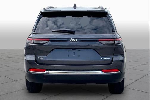 Baltic Gray Metallic Clearcoat 2024 Jeep Grand Cherokee Laredo