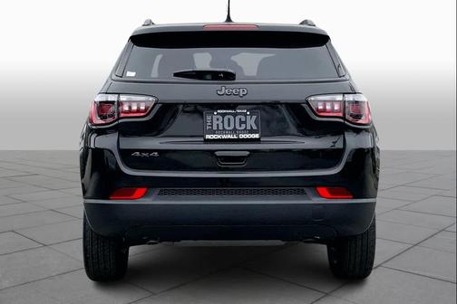 Diamond Black Crystal Pearlcoat 2026 Jeep Compass Latitude