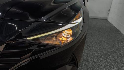 2022 Hyundai ELANTRA SE