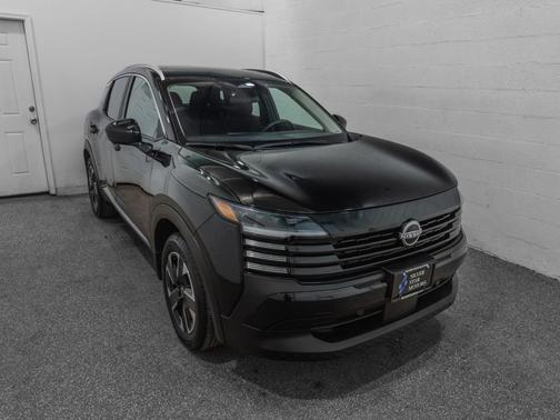 Super Black 2025 Nissan Kicks SV