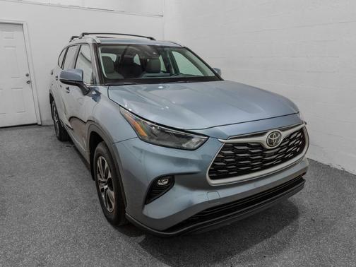 Moon Dust 2023 Toyota Highlander XLE