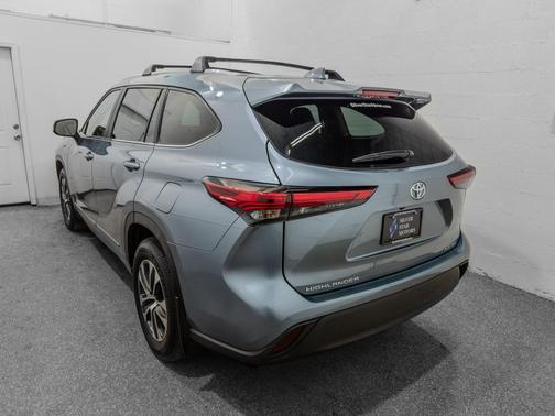 Moon Dust 2023 Toyota Highlander XLE