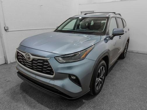 Moon Dust 2023 Toyota Highlander XLE