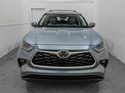 Moon Dust 2023 Toyota Highlander XLE