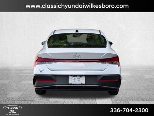 2025 Hyundai ELANTRA SE