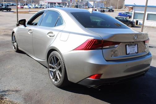 Photo 3 of 31 of 2019 Lexus IS 300 Base