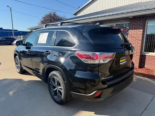 Midnight Black Metallic 2016 Toyota Highlander XLE