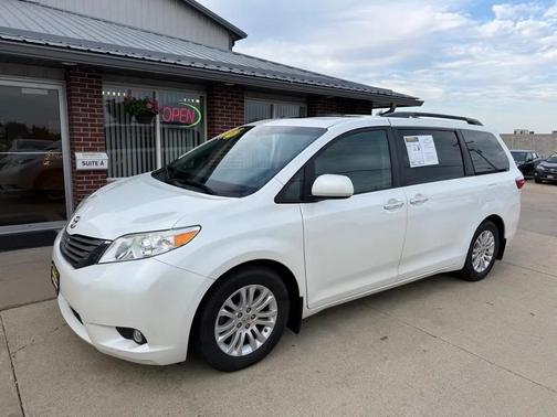 Blizzard Pearl 2016 Toyota Sienna XLE