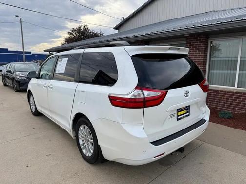 Blizzard Pearl 2016 Toyota Sienna XLE