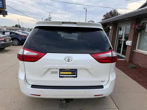 Blizzard Pearl 2016 Toyota Sienna XLE