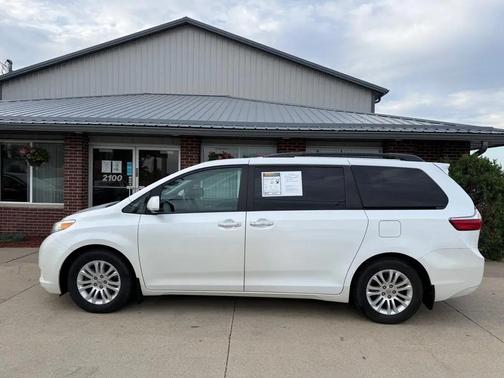 Blizzard Pearl 2016 Toyota Sienna XLE