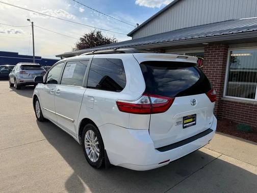 Blizzard Pearl 2016 Toyota Sienna XLE