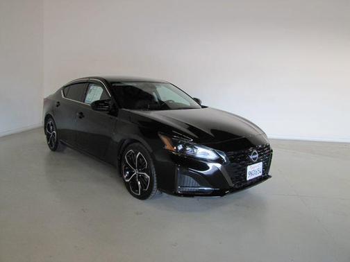 Black 2023 Nissan Altima SR FWD