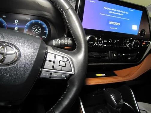 White 2023 Toyota Highlander Platinum