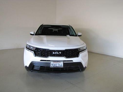 White 2023 Kia Sorento LX