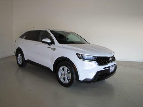 White 2023 Kia Sorento LX