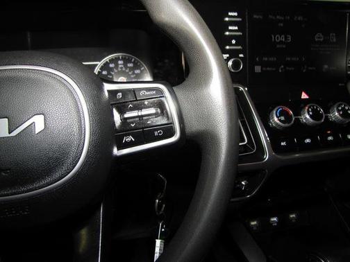 White 2023 Kia Sorento LX