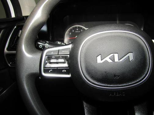 White 2023 Kia Sorento LX