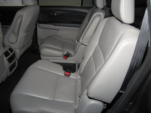 2022 Honda Pilot Touring 8-Passenger
