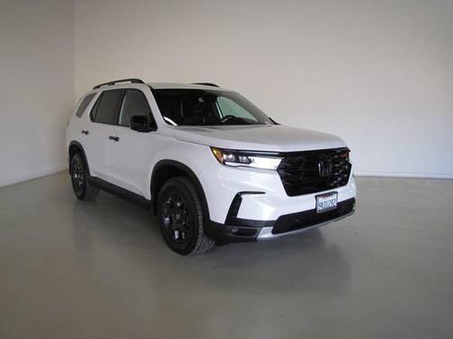 White 2024 Honda Pilot TrailSport