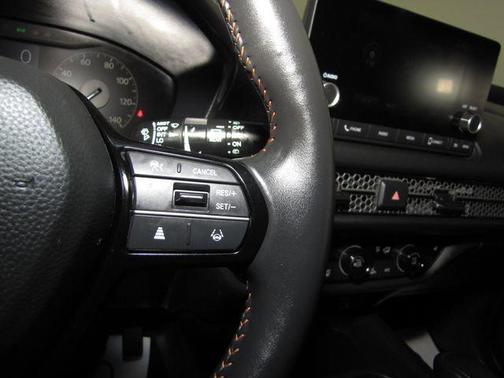 White 2024 Honda HR-V 2WD Sport