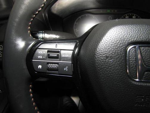White 2024 Honda HR-V 2WD Sport