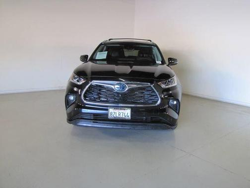 Black 2022 Toyota Highlander Hybrid Limited